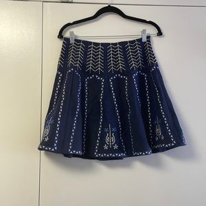 Size M blue embroidered mini skirt